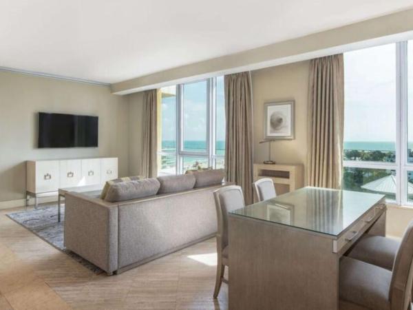 Hilton Bentley Miami/South Beach : photo 2 de la chambre suite king 1 chambre avec vue partielle sur l'océan