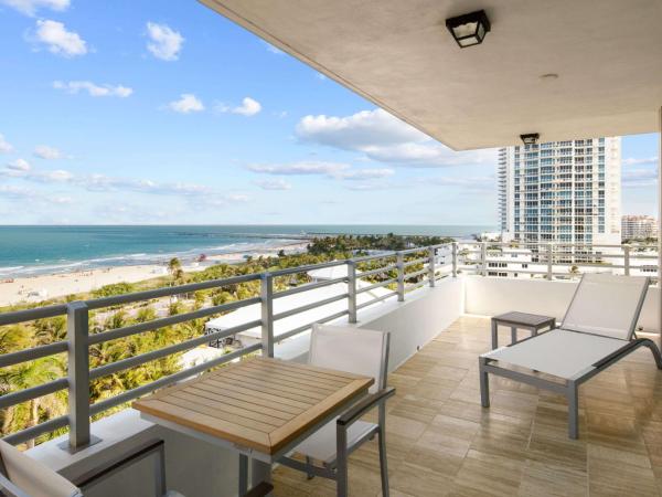 Hilton Bentley Miami/South Beach : photo 1 de la chambre chambre lit king-size avec balcon - vue sur océan