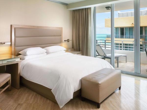 Hilton Bentley Miami/South Beach : photo 2 de la chambre studio avec lit king-size - vue partielle sur océan