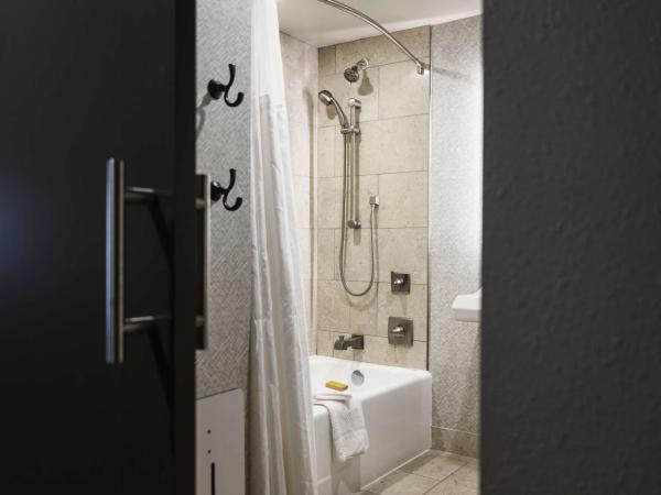 Estancia del Norte San Antonio, A Tapestry Hotel by Hilton : photo 2 de la chambre chambre lit king-size avec baignoire accessible aux personnes à mobilité réduite