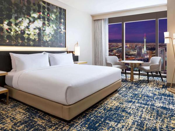 Las Vegas Hilton At Resorts World : photo 1 de la chambre chambre lit king-size deluxe - vue partielle sur strip