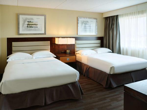 Hilton Winnipeg Airport Suites : photo 4 de la chambre suite 1 chambre avec 2 lits doubles et canapé-lit