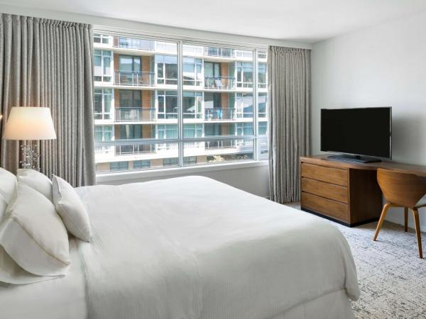 Hilton Vancouver Downtown, BC, Canada : photo 1 de la chambre chambre lit king-size avec douche accessible en fauteuil roulant - adaptée aux personnes à mobilité réduite/malentendantes 