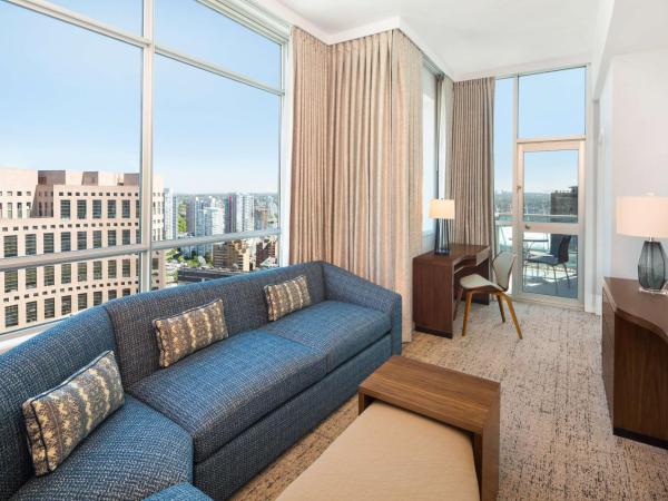 Hilton Vancouver Downtown, BC, Canada : photo 1 de la chambre suite lit king-size avec balcon - vue sur ville