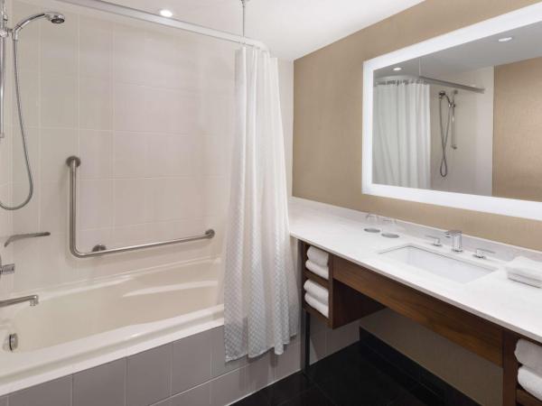 Hilton Vancouver Downtown, BC, Canada : photo 2 de la chambre chambre lit king-size avec baignoire - accessible aux personnes à mobilité réduite et adaptée aux personnes malentendantes