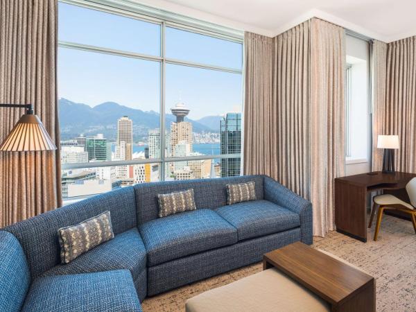 Hilton Vancouver Downtown, BC, Canada : photo 2 de la chambre suite lit king-size avec balcon - vue sur ville