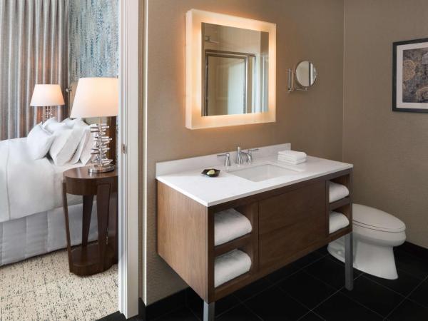 Hilton Vancouver Downtown, BC, Canada : photo 3 de la chambre suite de luxe avec lit king-size - vue sur ville