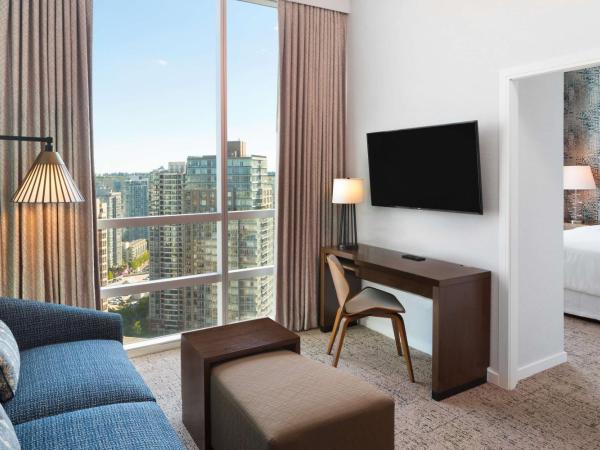 Hilton Vancouver Downtown, BC, Canada : photo 2 de la chambre suite de luxe avec lit king-size - vue sur ville
