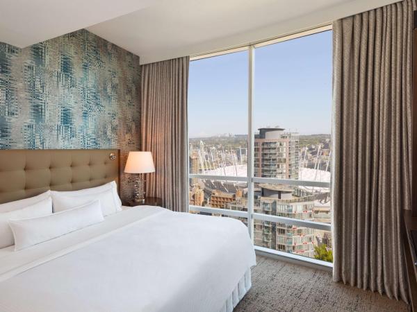 Hilton Vancouver Downtown, BC, Canada : photo 1 de la chambre suite de luxe avec lit king-size - vue sur ville