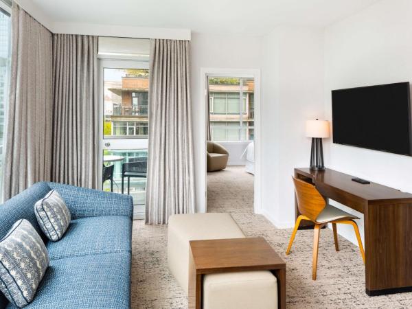 Hilton Vancouver Downtown, BC, Canada : photo 4 de la chambre suite lit king-size avec balcon