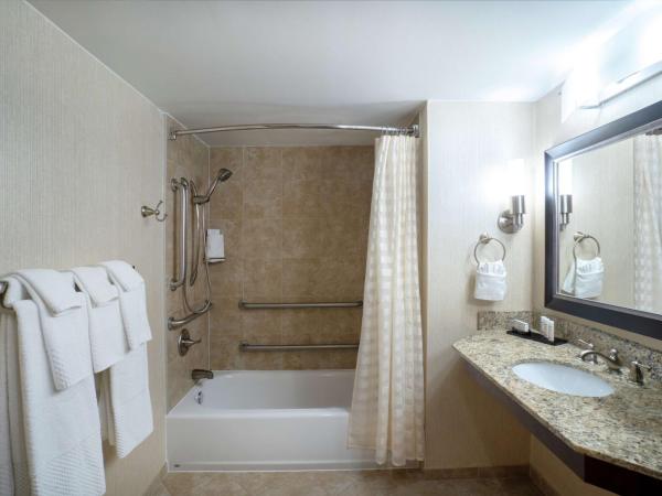 Embassy Suites Nashville - at Vanderbilt : photo 1 de la chambre one-bedroom king suite with roll-in shower - mobility access/non-smoking