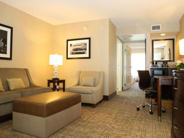 Embassy Suites Nashville - at Vanderbilt : photo 4 de la chambre suite 2 pièces avec lit king-size - non-fumeurs