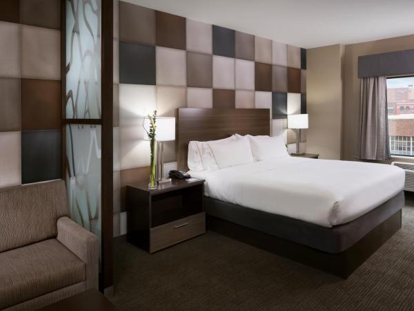 Holiday Inn Express & Suites Oklahoma City Downtown - Bricktown, an IHG Hotel : photo 2 de la chambre chambre lit king-size standard