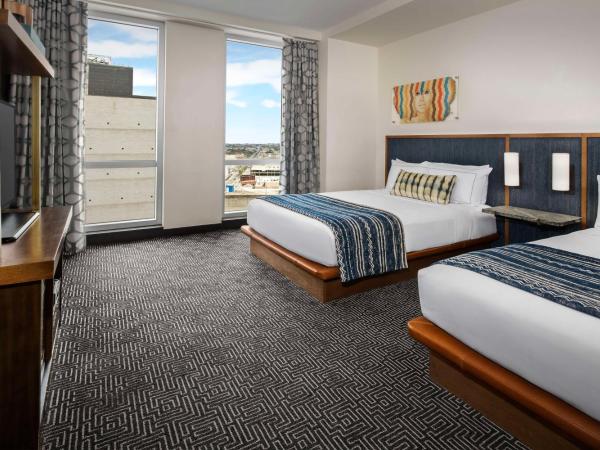 Troubadour Hotel New Orleans, Tapestry Collection By Hilton : photo 2 de la chambre queen room with two queen beds and mobility accessible shower