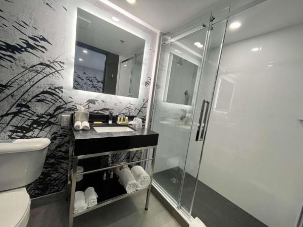 DoubleTree by Hilton Quebec Resort : photo 2 de la chambre suite 2 chambres lit king-size - vue sur parcours de golf