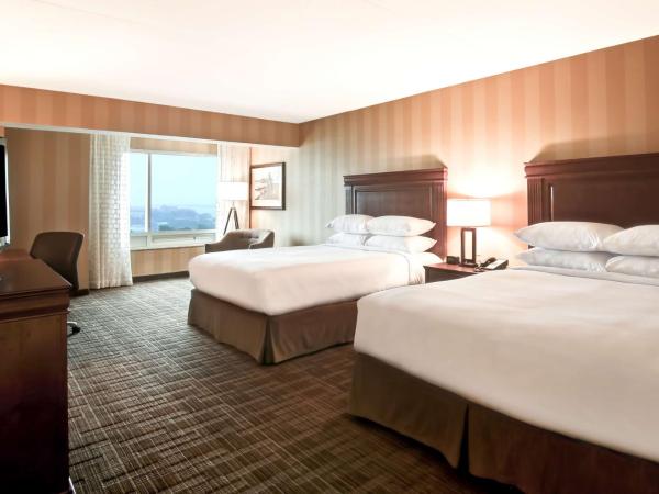 DoubleTree Fallsview Resort & Spa by Hilton - Niagara Falls : photo 2 de la chambre queen room with two queen beds, city view and american falls view