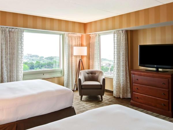 DoubleTree Fallsview Resort & Spa by Hilton - Niagara Falls : photo 3 de la chambre two-room suite with two queen beds and upper river view