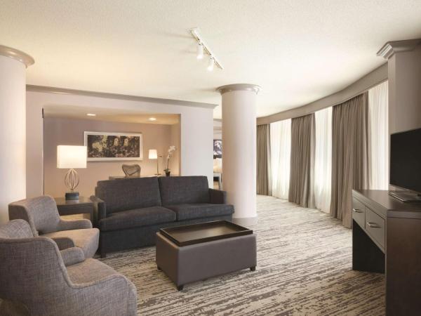 Embassy Suites by Hilton Atlanta at Centennial Olympic Park : photo 3 de la chambre suite d'angle lit king-size 2 chambres - vue sur parc