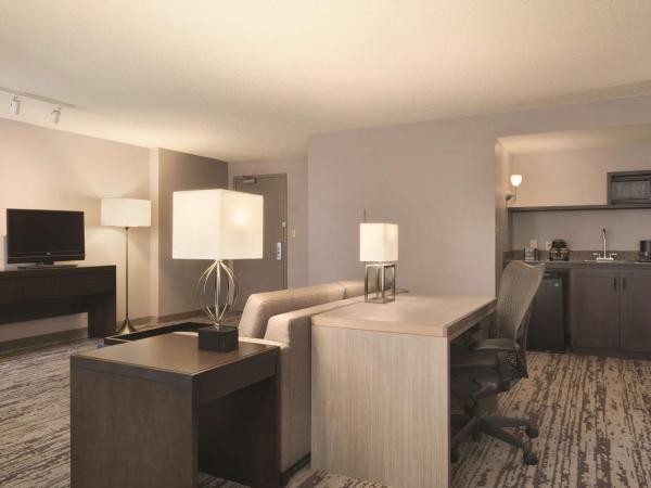 Embassy Suites by Hilton Atlanta at Centennial Olympic Park : photo 6 de la chambre suite d'angle lit king-size 2 chambres - vue sur parc