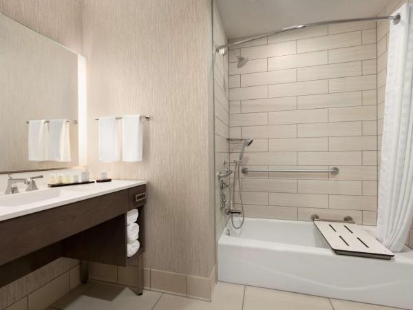 Embassy Suites San Antonio Brooks City Base Hotel & Spa : photo 4 de la chambre queen suitewith two queen beds - mobility access