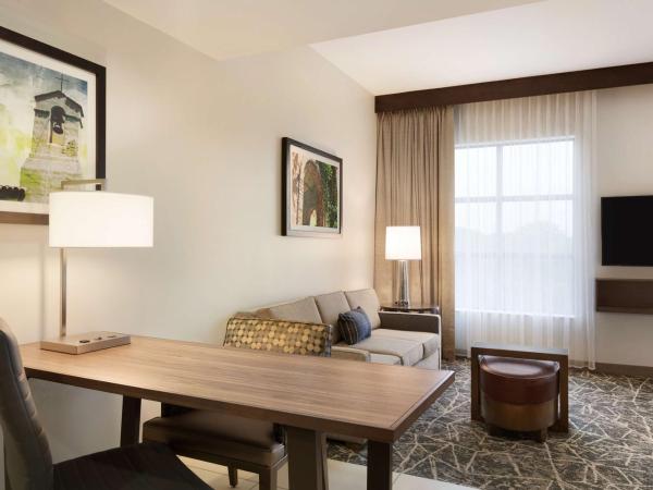 Embassy Suites San Antonio Brooks City Base Hotel & Spa : photo 2 de la chambre suite studio lit king-size