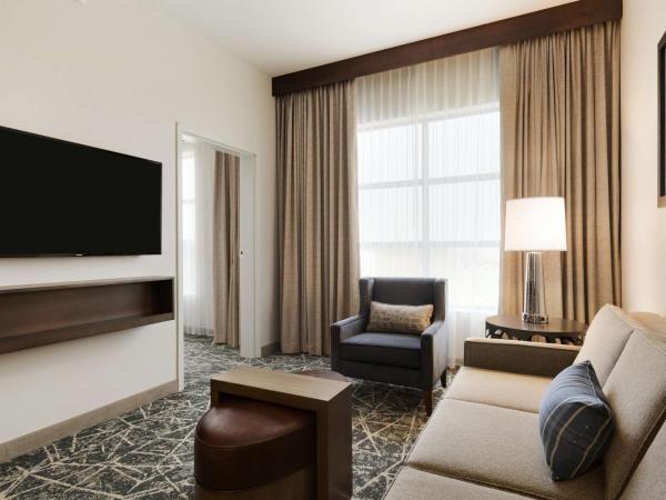 Embassy Suites San Antonio Brooks City Base Hotel & Spa : photo 3 de la chambre two-room king suite - hearing access