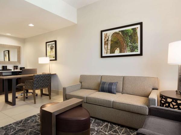 Embassy Suites San Antonio Brooks City Base Hotel & Spa : photo 2 de la chambre suite lit king-size