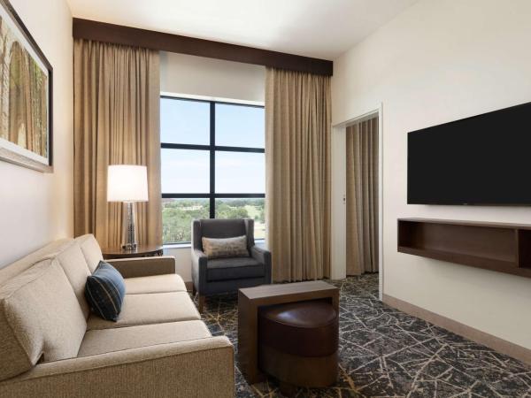 Embassy Suites San Antonio Brooks City Base Hotel & Spa : photo 3 de la chambre suite lit king-size