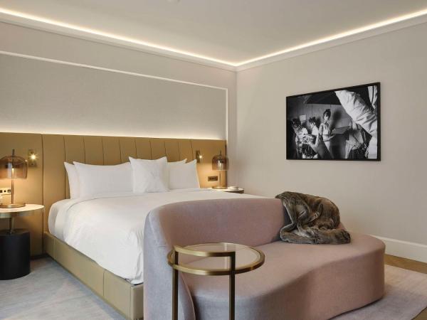Vogue Hotel Montreal Downtown, Curio Collection by Hilton : photo 5 de la chambre chambre lit king-size supérieure
