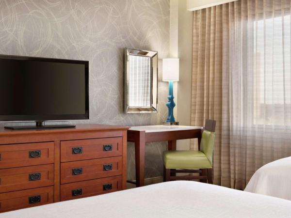 Embassy Suites San Antonio Airport : photo 2 de la chambre corner suite with two double beds - non-smoking