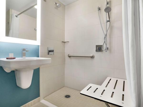 Embassy Suites San Antonio Airport : photo 5 de la chambre one-bedroom king suite with roll-in shower - mobility access/non-smoking