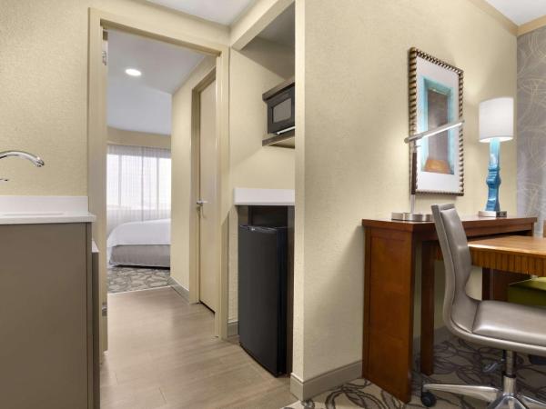 Embassy Suites San Antonio Airport : photo 3 de la chambre suite lit king-size – non-fumeurs