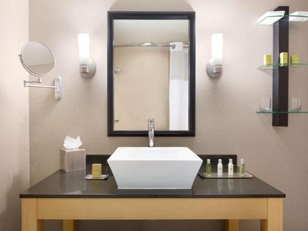 DoubleTree by Hilton Hotel Oklahoma City Airport : photo 4 de la chambre suite 1 chambre lit king-size avec canapé-lit