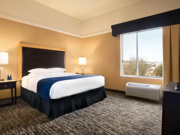 DoubleTree by Hilton Hotel Oklahoma City Airport : photo 1 de la chambre suite 1 chambre lit king-size avec canapé-lit