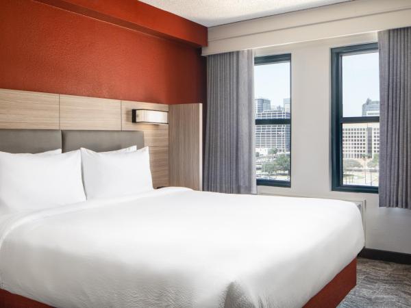 SpringHill Suites by Marriott Dallas Downtown / West End : photo 1 de la chambre suite lit king-size avec canapé-lit