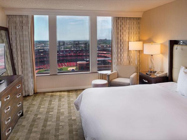 Hilton St. Louis at the Ballpark : photo 3 de la chambre chambre lit king-size avec vue sur le stade