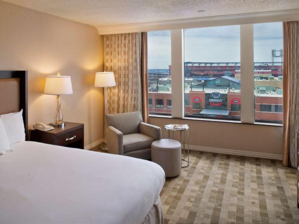 Hilton St. Louis at the Ballpark : photo 4 de la chambre chambre lit king-size avec vue sur le stade