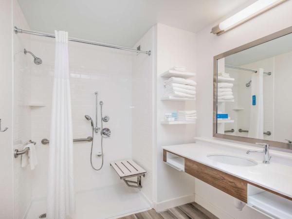 Hampton Inn & Suites Panama City Beach-Beachfront : photo 5 de la chambre chambre lit king-size pour personnes à mobilité réduite avec douche accessible en fauteuil roulant - non-fumeurs