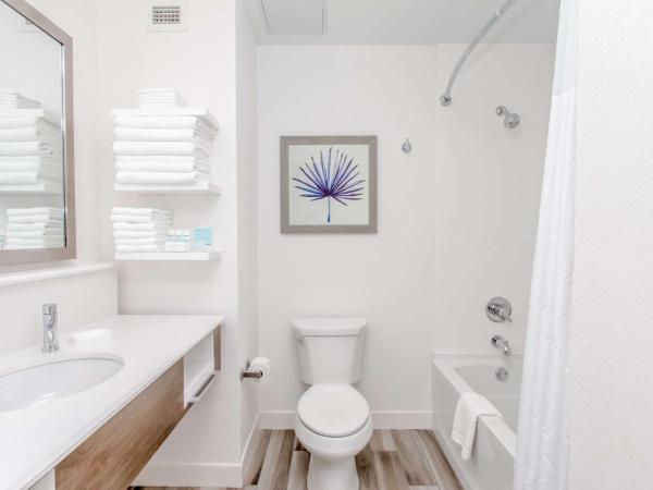 Hampton Inn & Suites Panama City Beach-Beachfront : photo 6 de la chambre chambre lit king-size avec canapé-lit - non-fumeurs