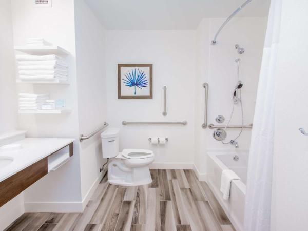 Hampton Inn & Suites Panama City Beach-Beachfront : photo 7 de la chambre queen studio suite with roll-in shower and two queen beds - mobility accessible - non-smoking