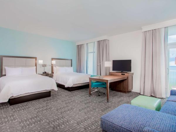 Hampton Inn & Suites Panama City Beach-Beachfront : photo 1 de la chambre queen studio suite with roll-in shower and two queen beds - mobility accessible - non-smoking