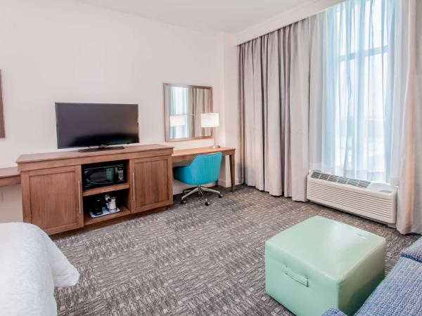 Hampton Inn & Suites Panama City Beach-Beachfront : photo 1 de la chambre chambre lit king-size pour personnes à mobilité réduite avec douche accessible en fauteuil roulant - non-fumeurs