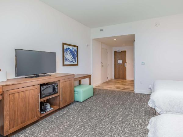 Hampton Inn & Suites Panama City Beach-Beachfront : photo 7 de la chambre chambre avec 2 lits queen-size et baignoire - accessible aux personnes à mobilité réduite - non-fumeurs