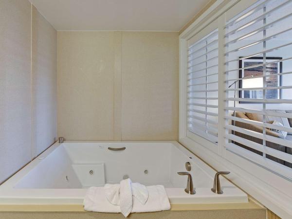 Hampton Inn Myrtle Beach Broadway at the Beach : photo 4 de la chambre suite lit king-size 1 chambre avec bain à remous - non-fumeurs 