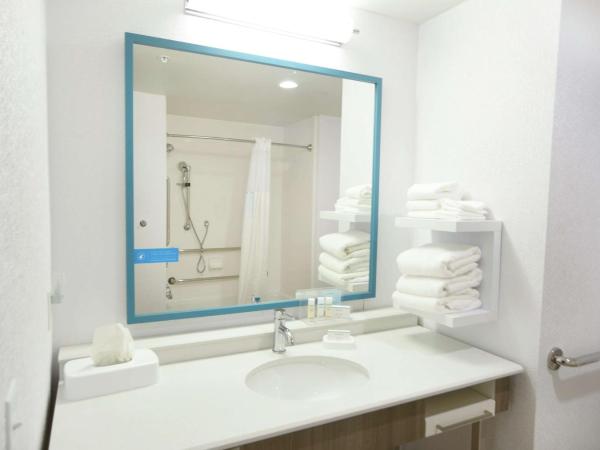 Hampton Inn & Suites Oklahoma City/Quail Springs : photo 2 de la chambre king room with sofa bed - mobility access/non-smoking