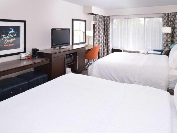 Hampton Inn Portland East : photo 1 de la chambre chambre avec 2 lits queen-size et canapé-lit - non-fumeurs