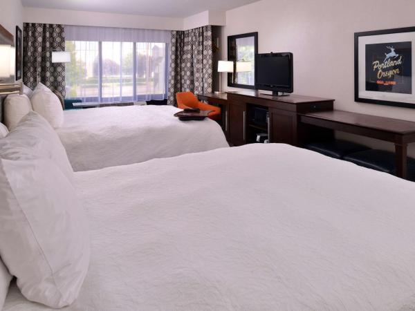 Hampton Inn Portland East : photo 2 de la chambre chambre avec 2 lits queen-size et canapé-lit - non-fumeurs