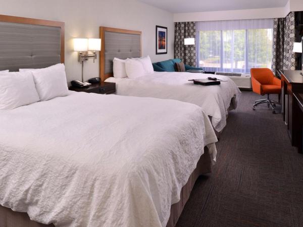 Hampton Inn Portland East : photo 4 de la chambre chambre avec 2 lits queen-size et canapé-lit - non-fumeurs