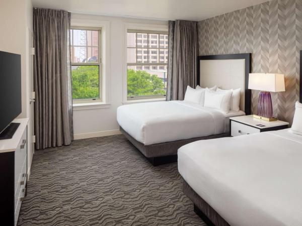 DoubleTree Suites by Hilton Hotel Detroit Downtown - Fort Shelby : photo 1 de la chambre suite 1 chambre lit queen-size avec canapé-lit