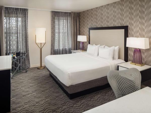 DoubleTree Suites by Hilton Hotel Detroit Downtown - Fort Shelby : photo 1 de la chambre chambre lit king-size - non-fumeurs